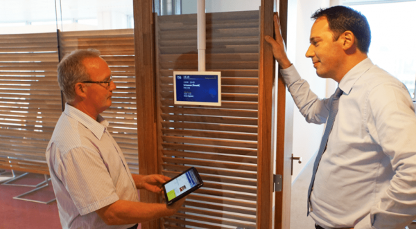 Ed Jan Boting (in the photo on the left), senior facility assistant at MN, in conversation with Arjen van 't Klooster, facilities manager at MN.