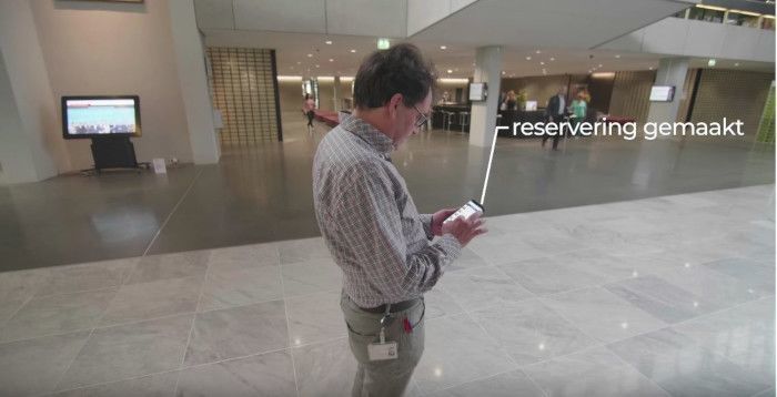 René Ermers van Provincie Noord-Brabant maakt een reservering via de smartphone.